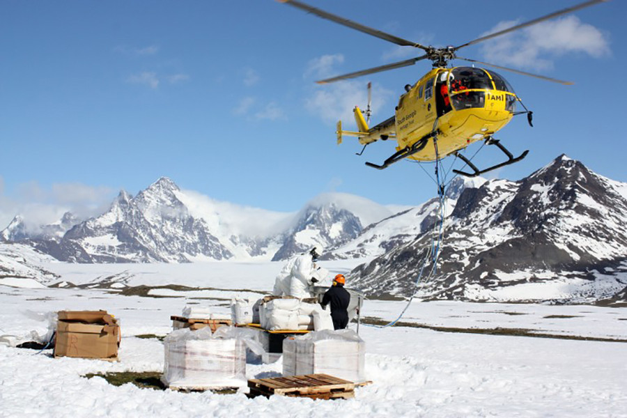 Máy bay trực thăng của Peter Garden đang làm việc ở đảo Nam Georgia (Nam Đại Tây Dương) Máy bay trực thăng của Peter Garden đang làm việc ở đảo Nam Georgia (Nam Đại Tây Dương)