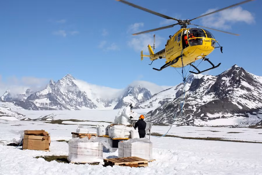 Máy bay trực thăng của Peter Garden đang làm việc ở đảo Nam Georgia (Nam Đại Tây Dương) Máy bay trực thăng của Peter Garden đang làm việc ở đảo Nam Georgia (Nam Đại Tây Dương)