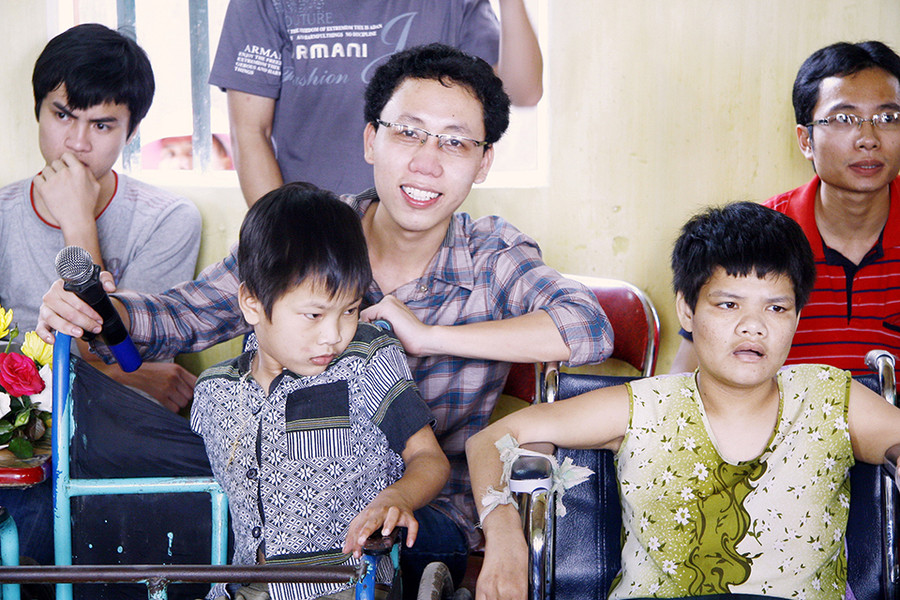 Lương Đình Khoa trong một chương trình từ thiện tại Mái ấm Thánh Tâm (Hà Nội) Lương Đình Khoa trong một chương trình từ thiện tại Mái ấm Thánh Tâm (Hà Nội)