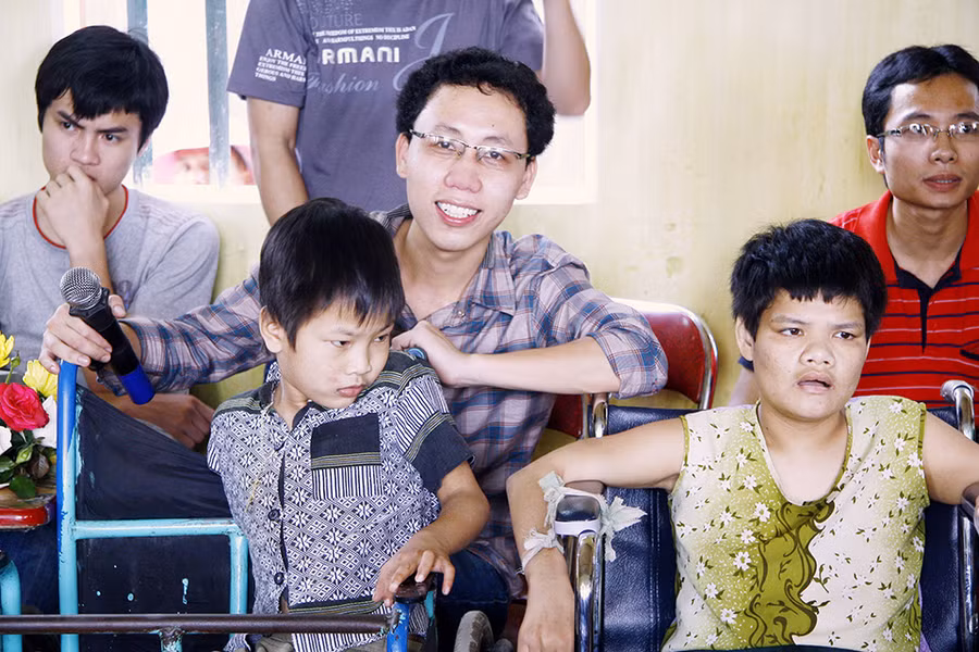 Lương Đình Khoa trong một chương trình từ thiện tại Mái ấm Thánh Tâm (Hà Nội)