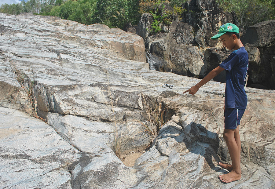 Những dấu chân được cho là của người khổng lồ quanh hòn đá Chữ Những dấu chân được cho là của người khổng lồ quanh hòn đá Chữ