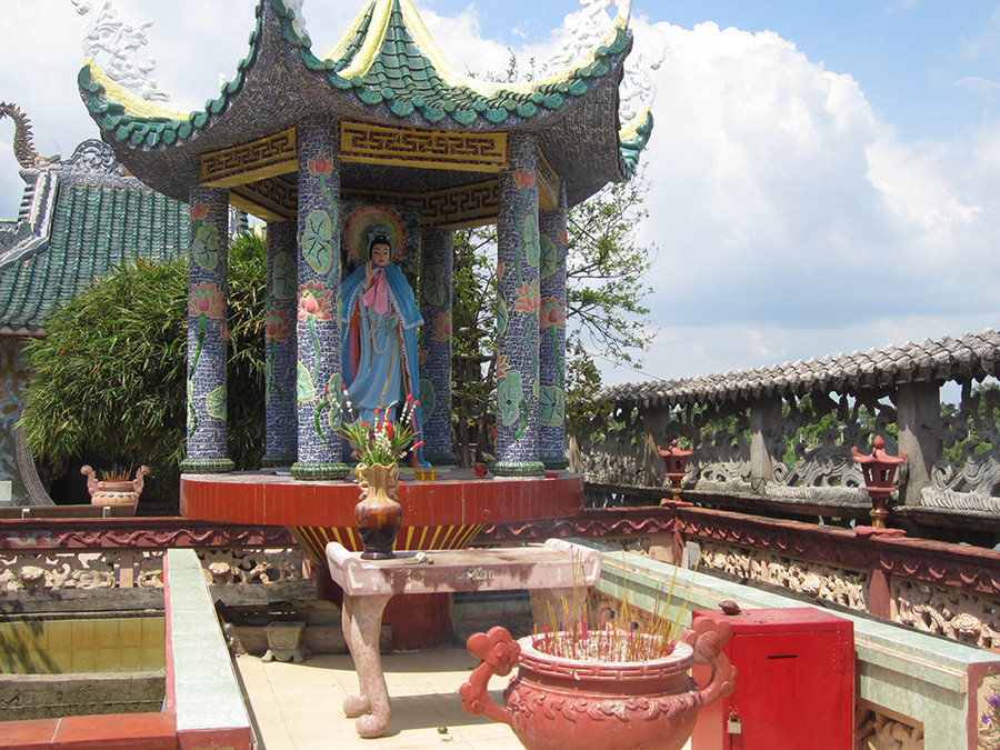 Một góc thờ thần Mẫu trong miếu