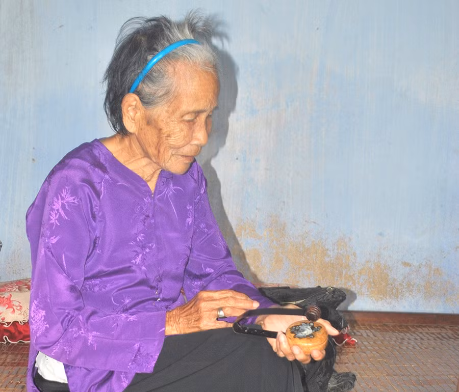 Cụ Đào vừa hát vừa gõ song loan.