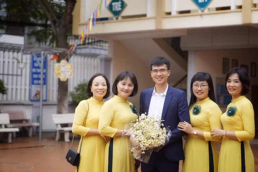 Thầy Phạm Lương Thiện bên các đồng nghiệp Trường Tiểu học Lý Tự Trọng.