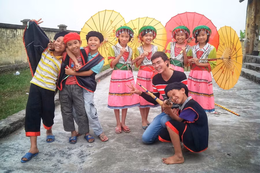 Thầy Phạm Lương Thiện đồng hành với học trò (Em Trần Thị Khuê đứng ngoài cùng bên phải).