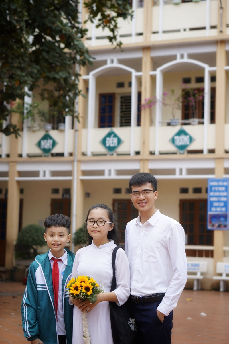 Thầy Phạm Lương Thiện bên học trò thân yêu. Thầy Phạm Lương Thiện bên học trò thân yêu.