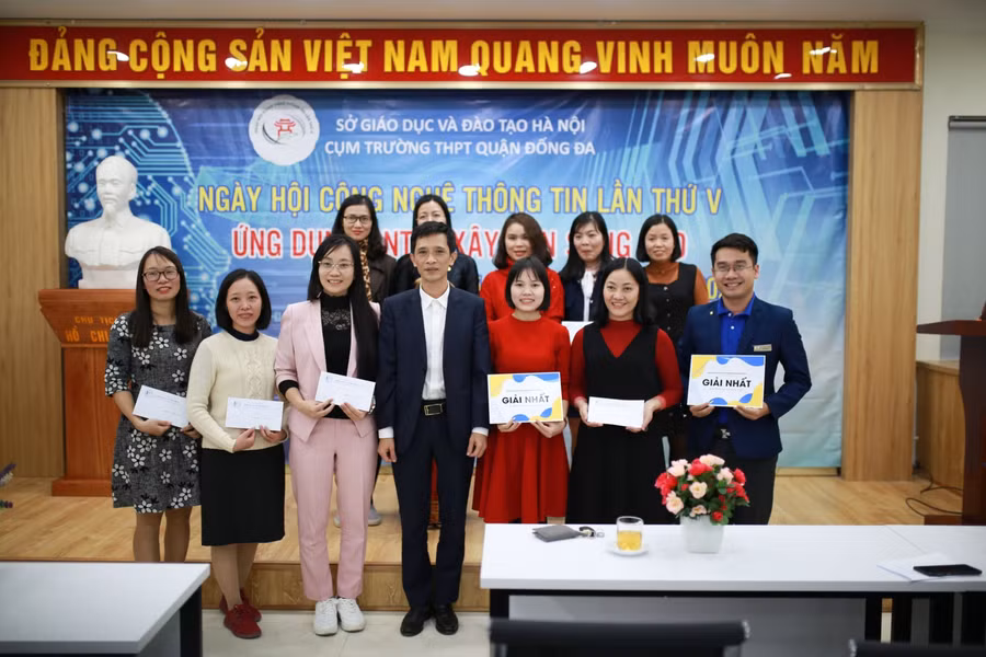 Trao thưởng cho các GV, NV đạt giải.