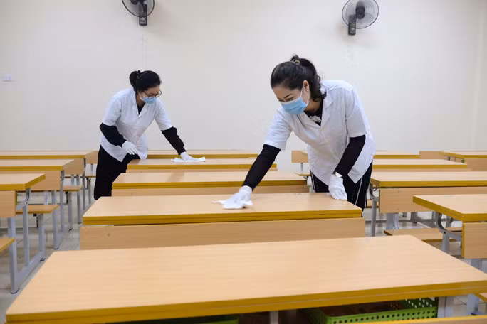 Thầy cô chủ động vệ sinh trường lớp phòng dịch.