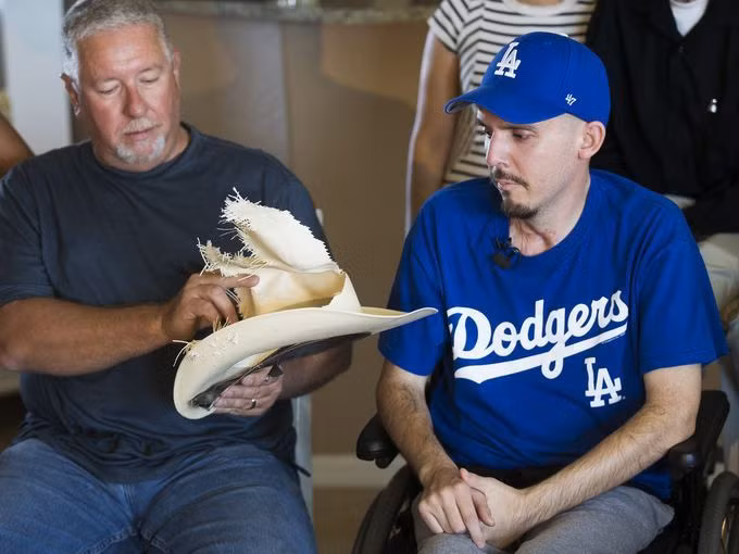 Jaime Santana (trái), người thành phố Phoenix (tiểu bang Arizona, Mỹ) bị trúng dòng điện lên tới 200 triệu Vôn từ một lần bị sét đánh hồi năm 2016, mà vẫn sống