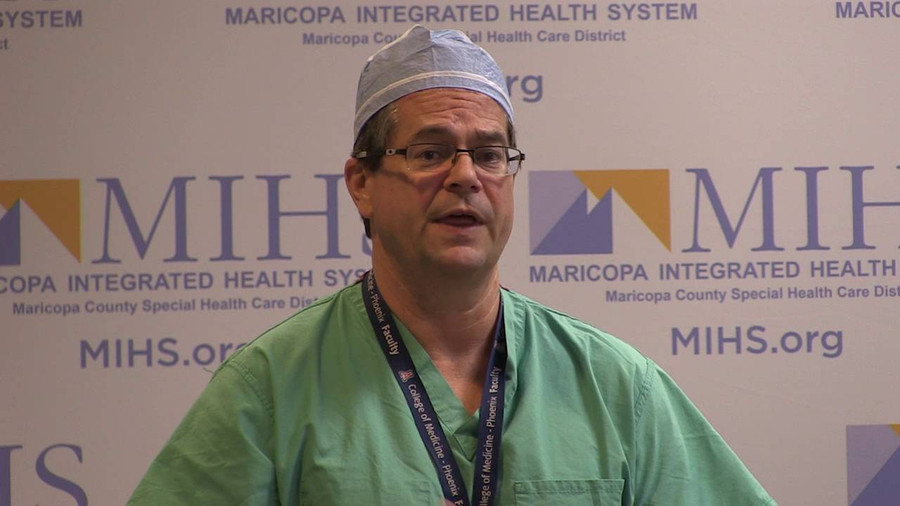 Bác sĩ Kevin Foster, người điều trị cho nạn nhân Jaime Santara tại Trung tâm y tế Maricopa ở Phoenix Bác sĩ Kevin Foster, người điều trị cho nạn nhân Jaime Santara tại Trung tâm y tế Maricopa ở Phoenix