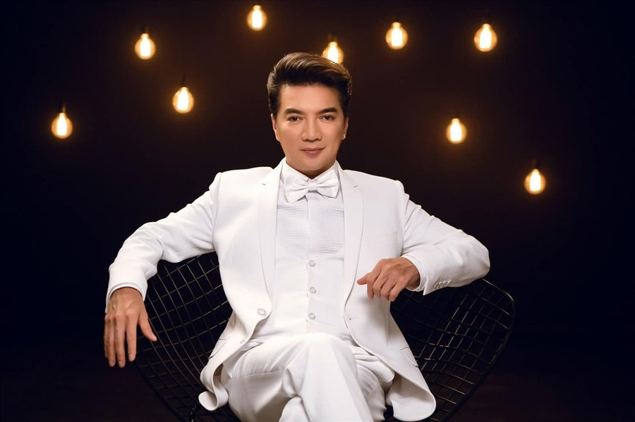 Đàm Vĩnh Hưng nhiều lần tự hào khoe về việc bản thân từng làm thợ cắt tóc trong thời gian dài. Thời điểm là thợ cắt tóc, anh cũng được đánh giá cao về tay nghề và trở thành hình mẫu mơ ước của nhiều nhà tạo mẫu tóc trẻ. Đàm Vĩnh Hưng nhiều lần tự hào khoe về việc bản thân từng làm thợ cắt tóc trong thời gian dài. Thời điểm là thợ cắt tóc, anh cũng được đánh giá cao về tay nghề và trở thành hình mẫu mơ ước của nhiều nhà tạo mẫu tóc trẻ.