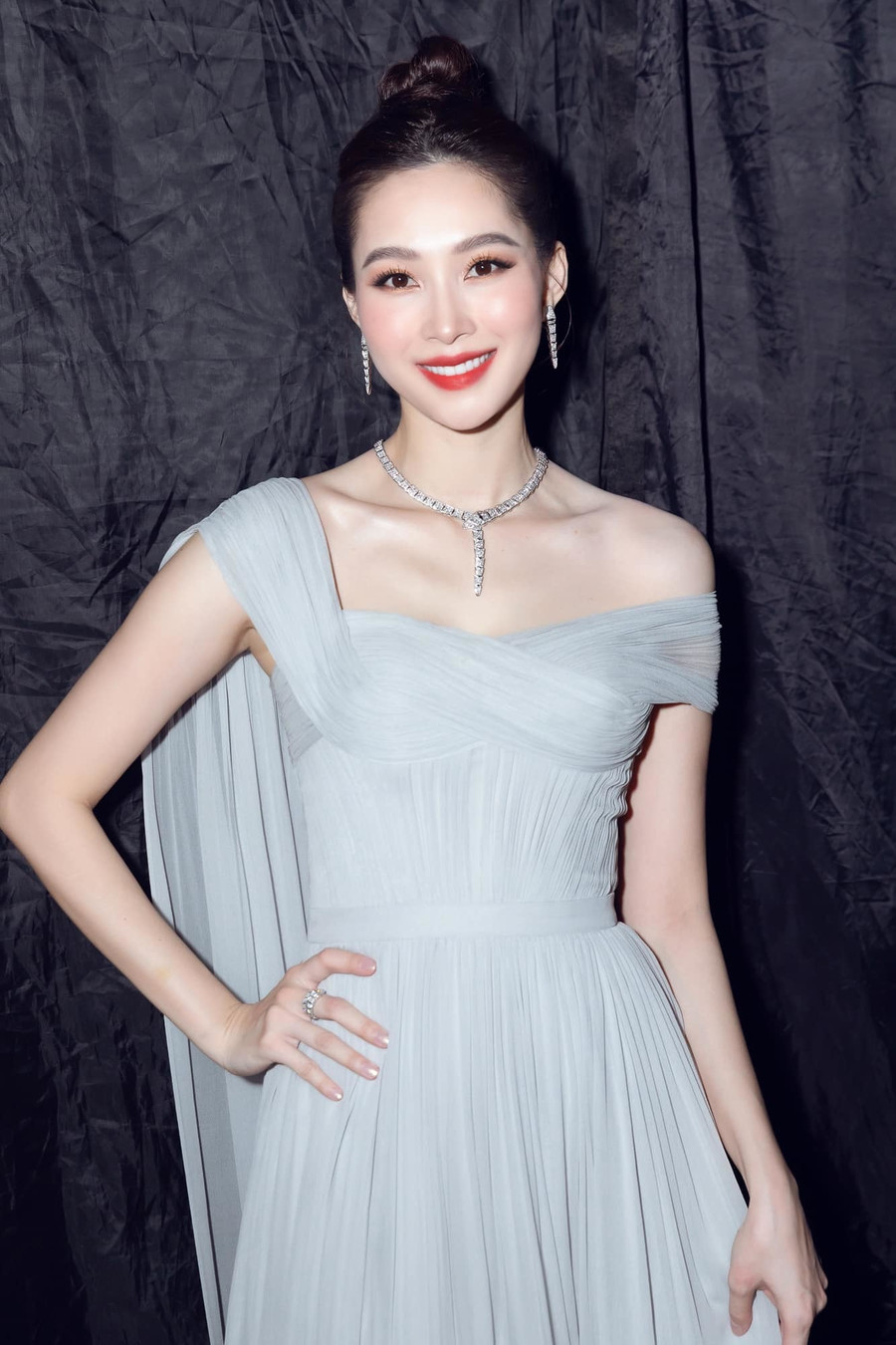 Đặng Thu Thảo hiện có cuộc sống giàu có và đáng mơ ước bên chồng doanh nhân. Trước khi trở thành Hoa hậu Việt Năm 2012, cô cũng trải qua cuộc sống không ít khó khăn. Cô từng trải qua nhiều công việc như nhân viên bán hàng mỹ phẩm, bán quần áo thời trang, bartender,... Đặng Thu Thảo hiện có cuộc sống giàu có và đáng mơ ước bên chồng doanh nhân. Trước khi trở thành Hoa hậu Việt Năm 2012, cô cũng trải qua cuộc sống không ít khó khăn. Cô từng trải qua nhiều công việc như nhân viên bán hàng mỹ phẩm, bán quần áo thời trang, bartender,...