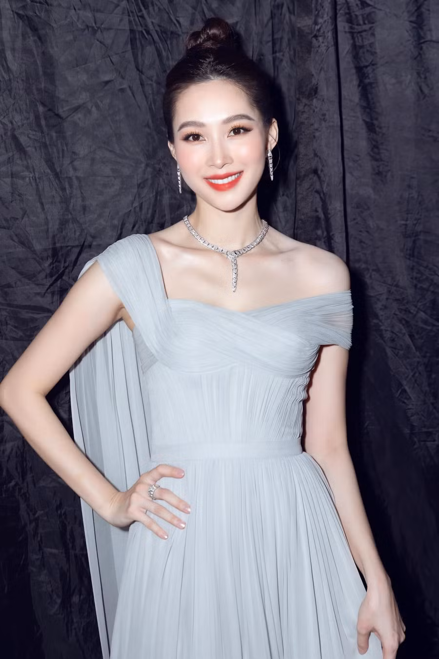 Đặng Thu Thảo hiện có cuộc sống giàu có và đáng mơ ước bên chồng doanh nhân. Trước khi trở thành Hoa hậu Việt Năm 2012, cô cũng trải qua cuộc sống không ít khó khăn. Cô từng trải qua nhiều công việc như nhân viên bán hàng mỹ phẩm, bán quần áo thời trang, bartender,...