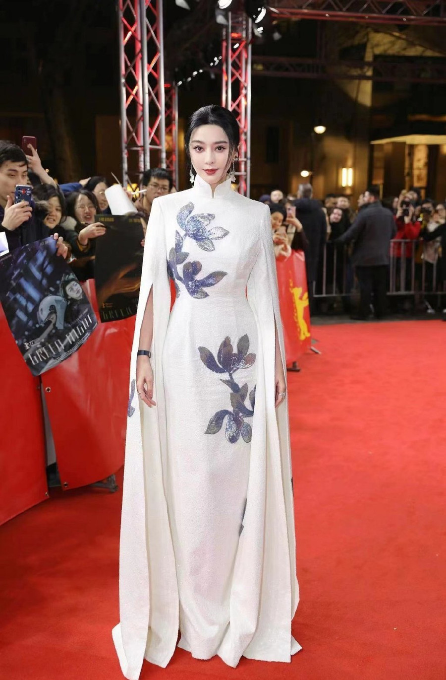 Trước đó, cô xuất hiện tại Liên hoan phim Berlin với bộ váy họa tiết hoa sen.