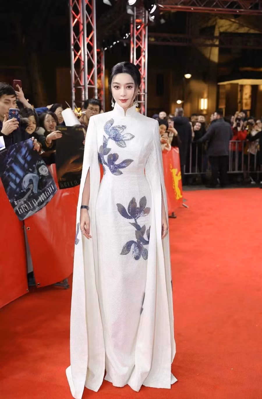 Trước đó, cô xuất hiện tại Liên hoan phim Berlin với bộ váy họa tiết hoa sen.