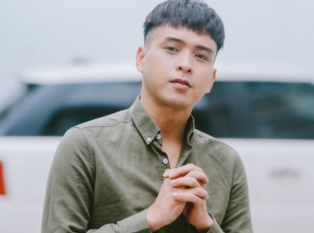 Hồ Quang Hiếu có tuổi thơ nghèo khó và phải lăn lộn ngoài đời từ sớm vì bố mẹ phá sản, phải bán cả ngôi nhà đang ở để trả nợ. Nam ca sĩ cố gắng làm nhiều nghề để nuôi dưỡng niềm đam mê âm nhạc, trong đó có bán bún bò, làm lơ xe, tiếp thị... Hồ Quang Hiếu có tuổi thơ nghèo khó và phải lăn lộn ngoài đời từ sớm vì bố mẹ phá sản, phải bán cả ngôi nhà đang ở để trả nợ. Nam ca sĩ cố gắng làm nhiều nghề để nuôi dưỡng niềm đam mê âm nhạc, trong đó có bán bún bò, làm lơ xe, tiếp thị...