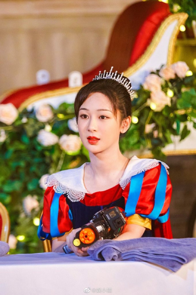 Dương Tử hóa nàng Bạch Tuyết hoàn hảo khi sở hữu làn da trắng ngần.