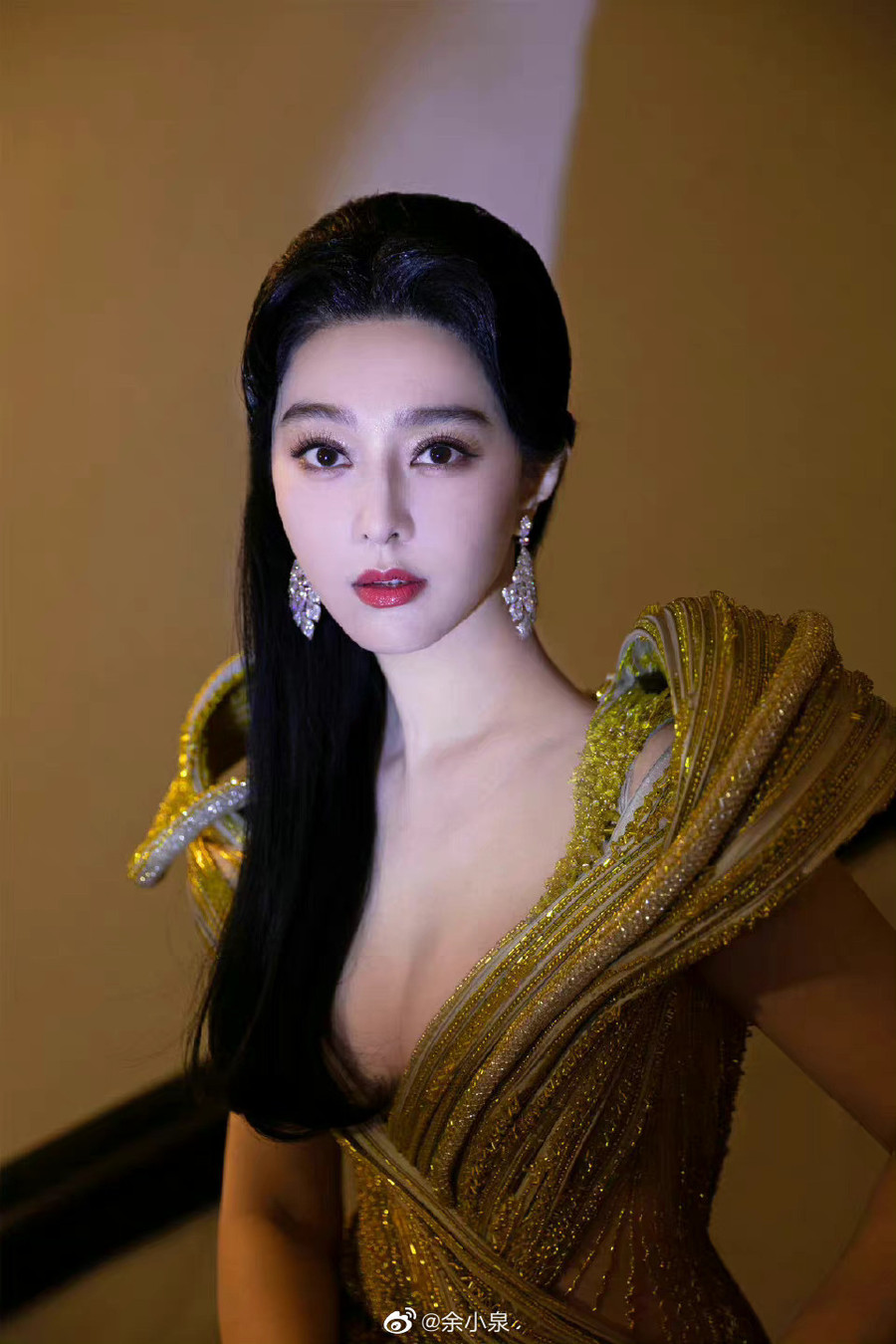 Cô chọn cách trang điểm tự nhiên với lớp nền căng bóng.