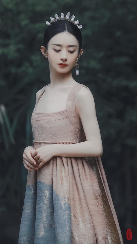 Triệu Lệ Dĩnh kiêu kỳ và trẻ trung hơn tuổi U40 khi xuất hiện với nét mong manh cùng phụ kiện ấn tượng.