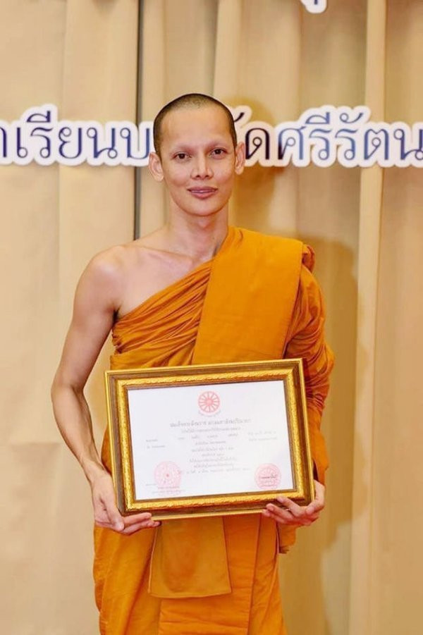 Hoa hậu chuyển giới Thái Lan năm 2009 quyết định theo con đường tu tập.