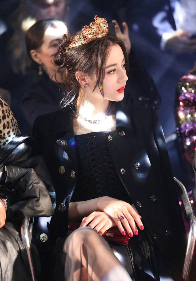 Địch Lệ Nhiệt Ba khoe góc nghiêng hoàn hảo, xứng danh mỹ nhân đẹp nhất Tân Cương.