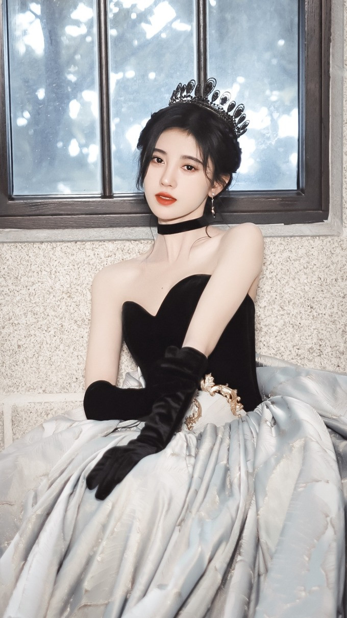 Cúc Tịnh Y xứng danh &quot;Mỹ nữ 4000 năm có 1&quot; với concept ảnh công chúa.