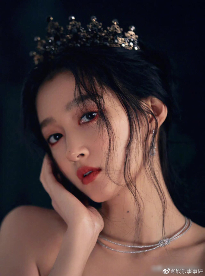 Quan Hiểu Đồng mong manh như nàng thơ với mái tóc đen tuyền làm nổi bật vương miện.