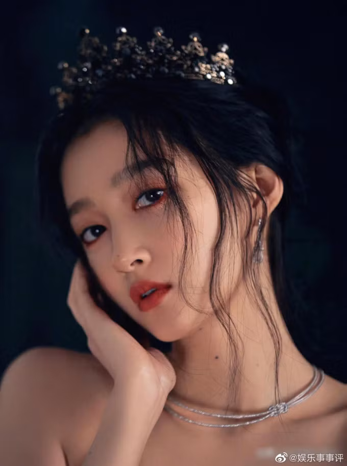 Quan Hiểu Đồng mong manh như nàng thơ với mái tóc đen tuyền làm nổi bật vương miện.