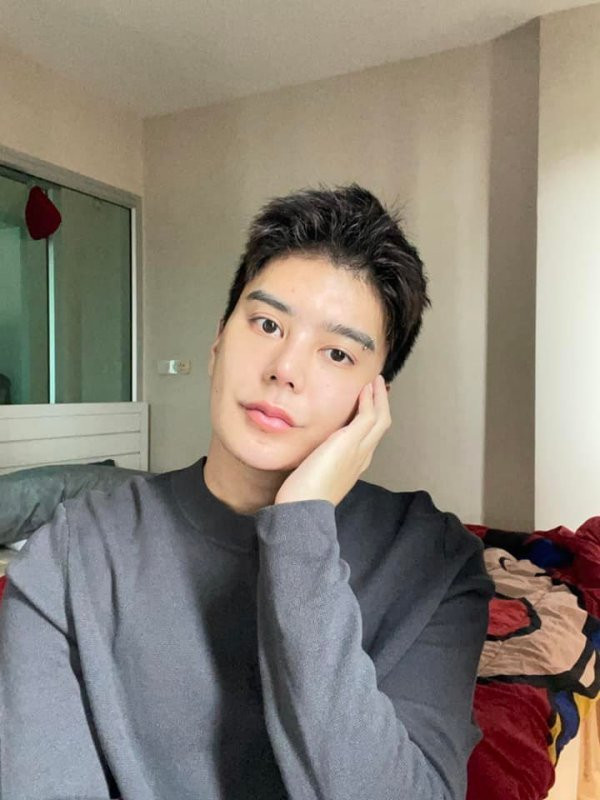 Anh vẫn thường xuyên cập nhật hình ảnh trên trang cá nhân.