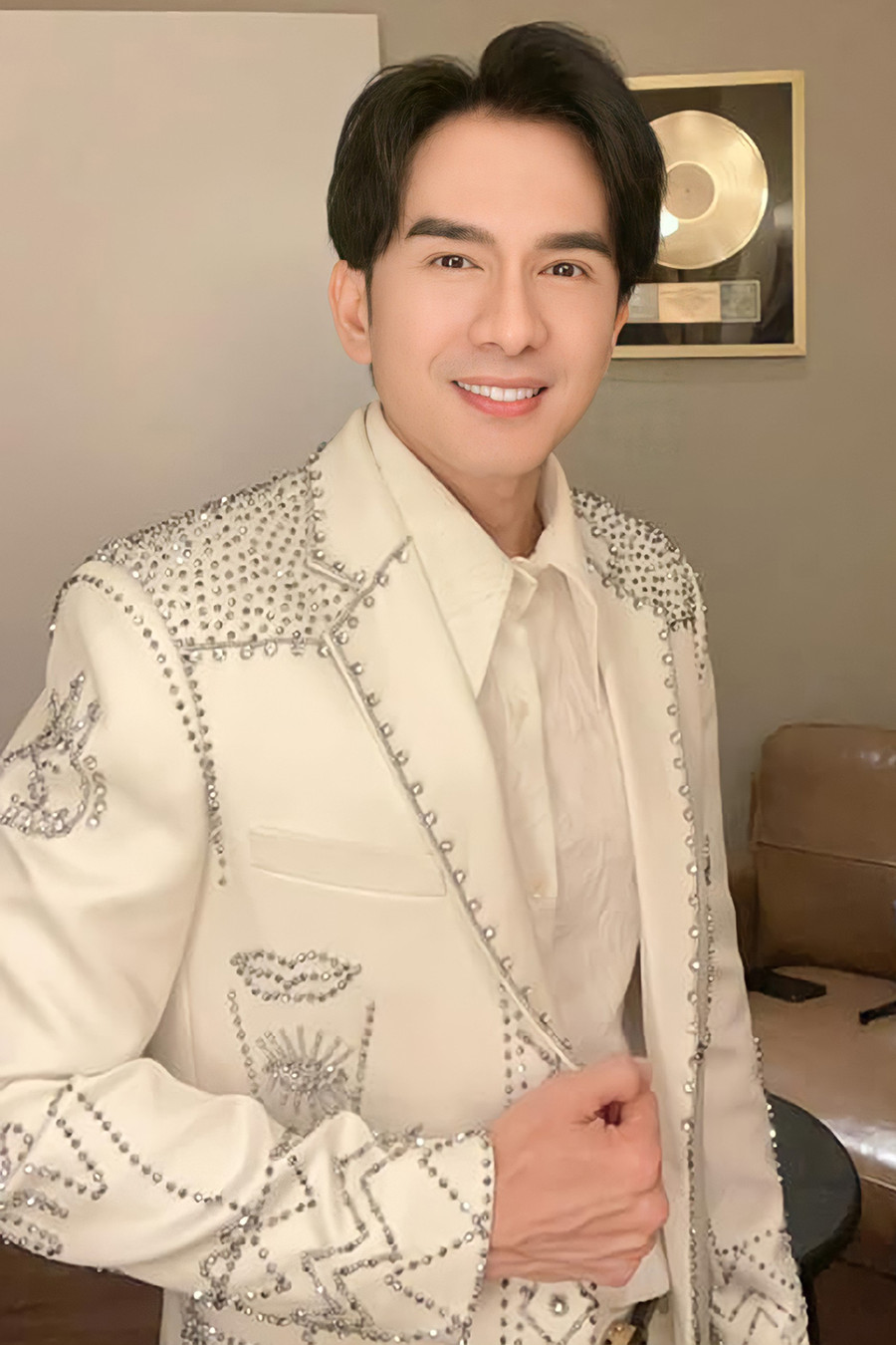 Trước khi trở thành ca sĩ, Đan Trường phải vật lộn với nhiều nghề chân tay vất vả. Điều kiện kinh tế gia đình hạn hẹp, anh phải phụ giúp bố mẹ kiếm tiền bằng nghề sản xuất bút bi thủ công. Ngoài ra, anh còn phụ mẹ bán bánh mì trên chiếc xe đẩy nhỏ đầu con hẻm gần nhà. Khi lớn lên, Đan Trường được gia đình cho đi học nghề thợ tiện cơ khí với mong muốn con trai có cuộc sống bình yên, ổn định. Trước khi trở thành ca sĩ, Đan Trường phải vật lộn với nhiều nghề chân tay vất vả. Điều kiện kinh tế gia đình hạn hẹp, anh phải phụ giúp bố mẹ kiếm tiền bằng nghề sản xuất bút bi thủ công. Ngoài ra, anh còn phụ mẹ bán bánh mì trên chiếc xe đẩy nhỏ đầu con hẻm gần nhà. Khi lớn lên, Đan Trường được gia đình cho đi học nghề thợ tiện cơ khí với mong muốn con trai có cuộc sống bình yên, ổn định.