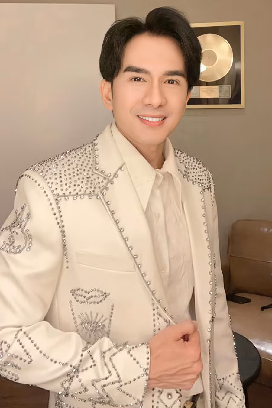 Trước khi trở thành ca sĩ, Đan Trường phải vật lộn với nhiều nghề chân tay vất vả. Điều kiện kinh tế gia đình hạn hẹp, anh phải phụ giúp bố mẹ kiếm tiền bằng nghề sản xuất bút bi thủ công. Ngoài ra, anh còn phụ mẹ bán bánh mì trên chiếc xe đẩy nhỏ đầu con hẻm gần nhà. Khi lớn lên, Đan Trường được gia đình cho đi học nghề thợ tiện cơ khí với mong muốn con trai có cuộc sống bình yên, ổn định.