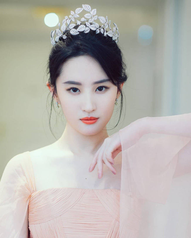 Lưu Diệc Phi được khen ngợi khí chất khi sử dụng vương miện làm điểm nhấn trong một bộ ảnh.