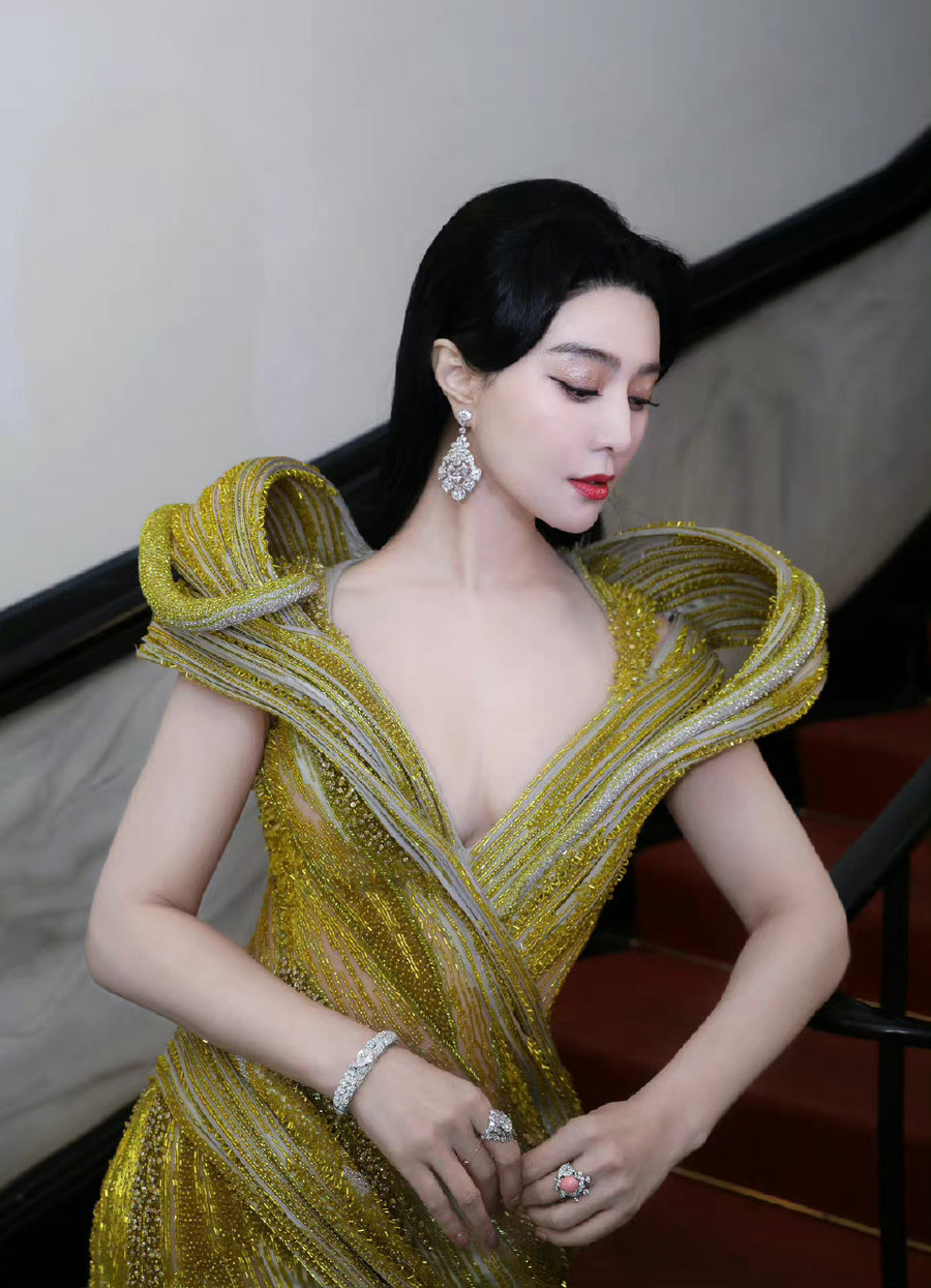 Cô luôn biết cách tạo ấn tượng bằng phong cách thời trang đẳng cấp và những món trang sức đắt đỏ.