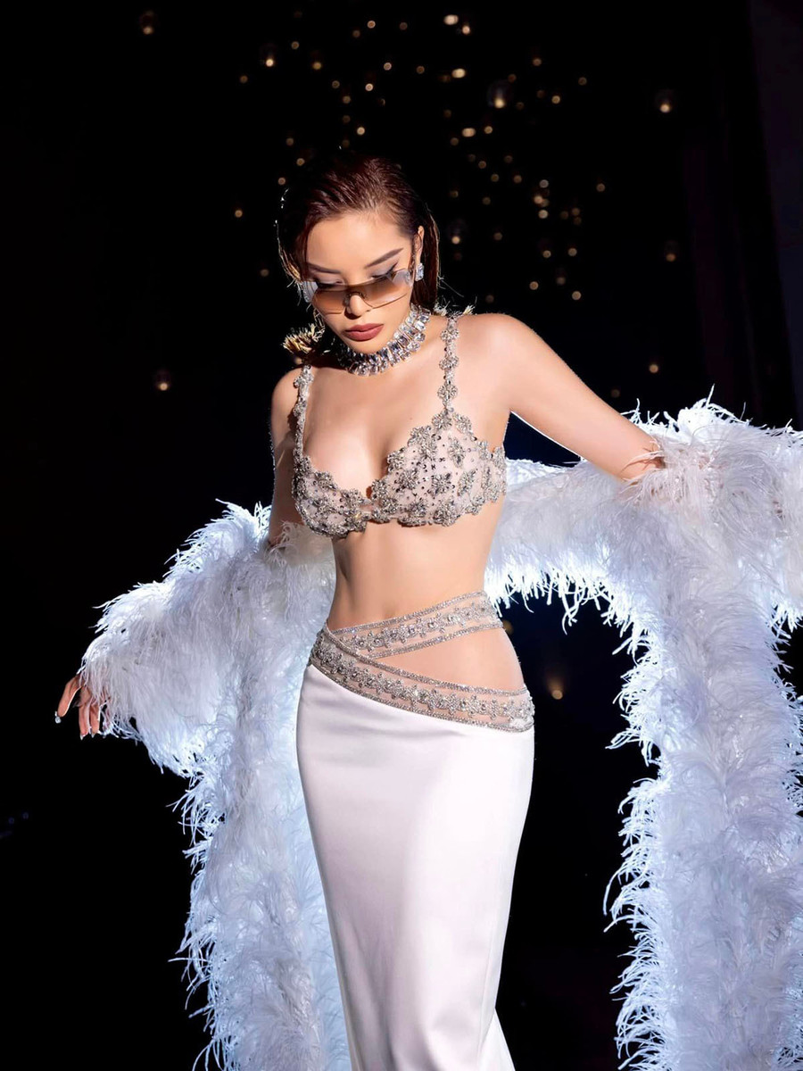 Khi chọn đồ dạ hội, cô cũng ưu tiên các mẫu thiết kế cut-out. Khi chọn đồ dạ hội, cô cũng ưu tiên các mẫu thiết kế cut-out.