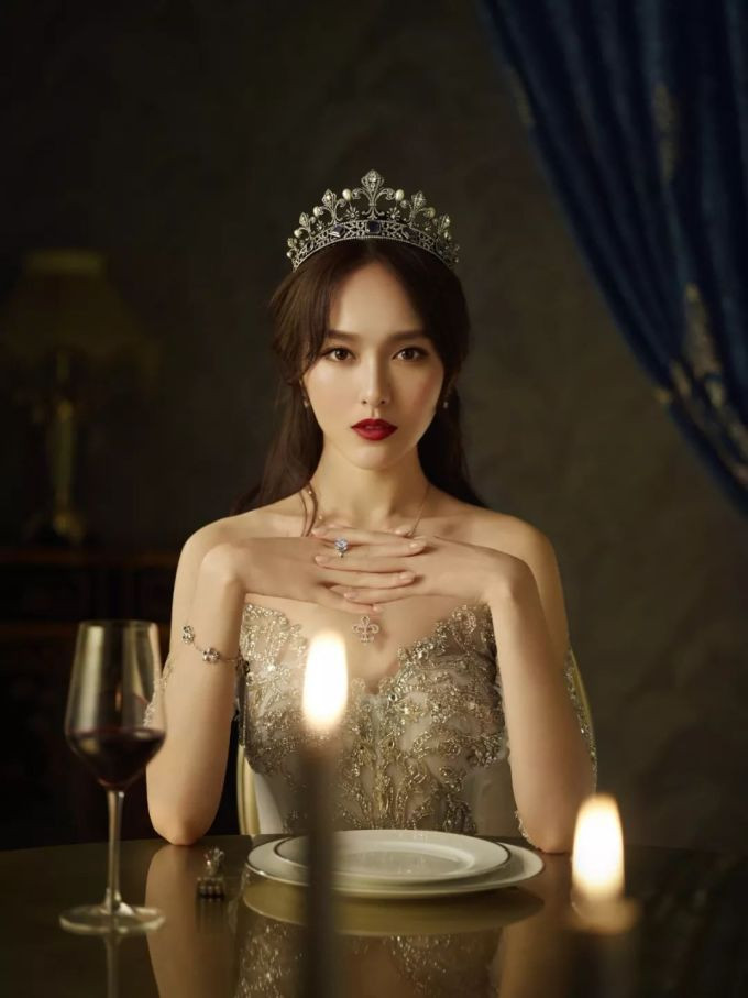 Đường Yên hóa nữ hoàng quyền lực với thần thái sang chảnh.