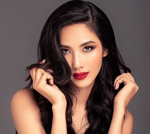 Hoàng Thùy chia sẻ, cô từng có 10 năm xuôi ngược trên những chuyến xe đò để bán nước, trái cây, bánh đa, kẹo cao su... kiếm tiền trang trải việc học. Cô từng bị mỉa mai "nhà đã nghèo, con gái mà còn đi học, không lo kiếm tiền". Thời là sinh viên trường Kiến trúc, Hoàng Thùy đi bán sim điện thoại, kiếm tiền đóng học phí. Hoàng Thùy chia sẻ, cô từng có 10 năm xuôi ngược trên những chuyến xe đò để bán nước, trái cây, bánh đa, kẹo cao su... kiếm tiền trang trải việc học. Cô từng bị mỉa mai "nhà đã nghèo, con gái mà còn đi học, không lo kiếm tiền". Thời là sinh viên trường Kiến trúc, Hoàng Thùy đi bán sim điện thoại, kiếm tiền đóng học phí.