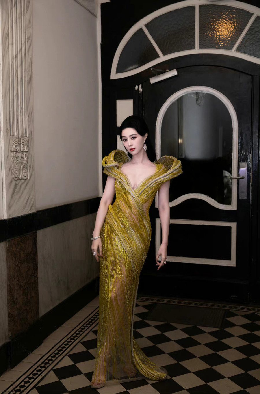 Thiết kế khoét sâu tinh tế, khoe được vòng 1 nóng bỏng của nữ diễn viên Hoa ngữ.