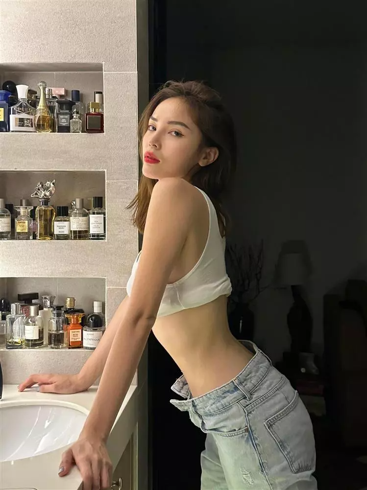 Trước đó, Kỳ Duyên cũng đăng tải hình ảnh gợi cảm. "Ăn Tết xong tưởng mặc không vừa quần, hóa ra không vừa thật vì rộng", Kỳ Duyên chia sẻ. Trước đó, Kỳ Duyên cũng đăng tải hình ảnh gợi cảm. "Ăn Tết xong tưởng mặc không vừa quần, hóa ra không vừa thật vì rộng", Kỳ Duyên chia sẻ.