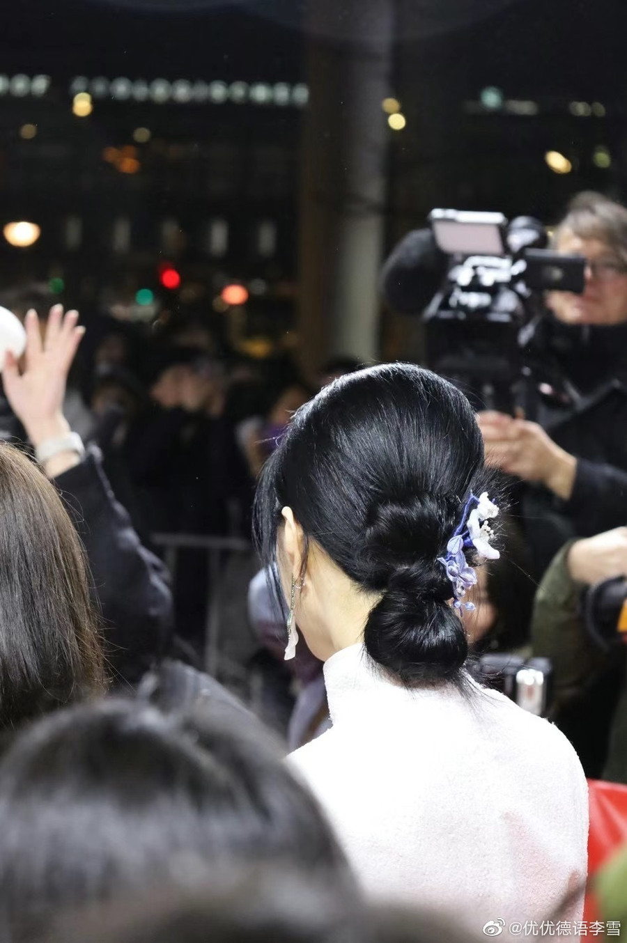 Cô chọn kiểu vấn tóc và cài trâm đậm chất Trung Quốc, hình ảnh này được khen ngợi hết lời trên Weibo.