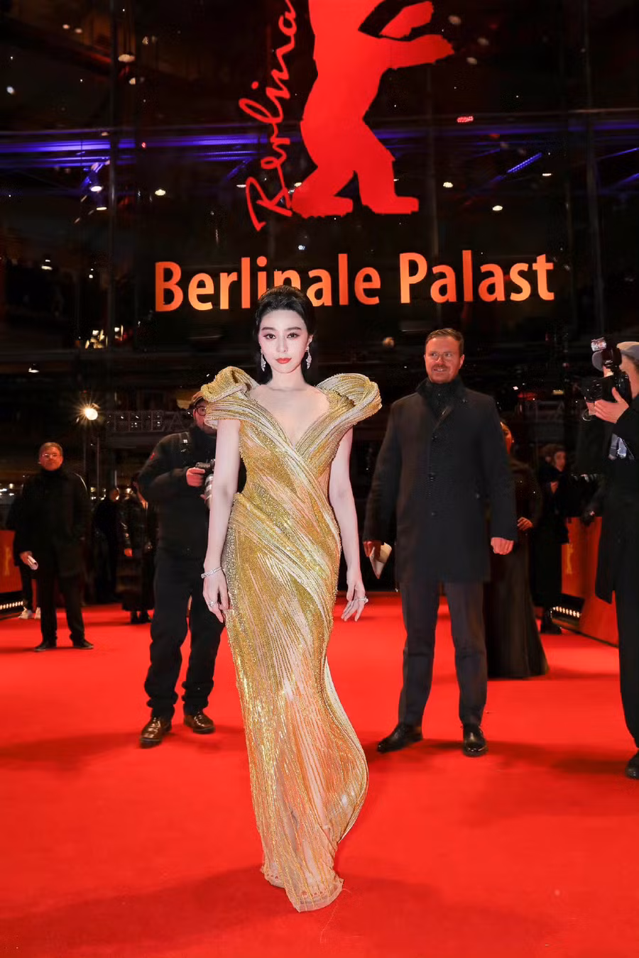 Phạm Băng Băng tạo ấn tượng mạnh mẽ khi diện váy trong bộ sưu tập Xuân Hè 2023 của nhà thiết kế Gaurav Gupta, đeo trang sức đắt giá của David Morris.