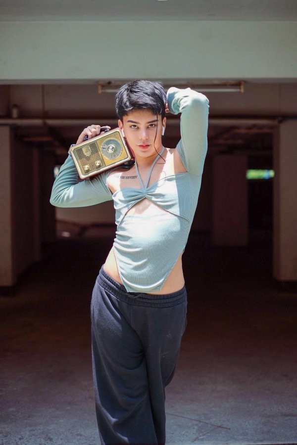 Arm và phong cách thời trang cá tính sau khi trở lại thành nam giới.