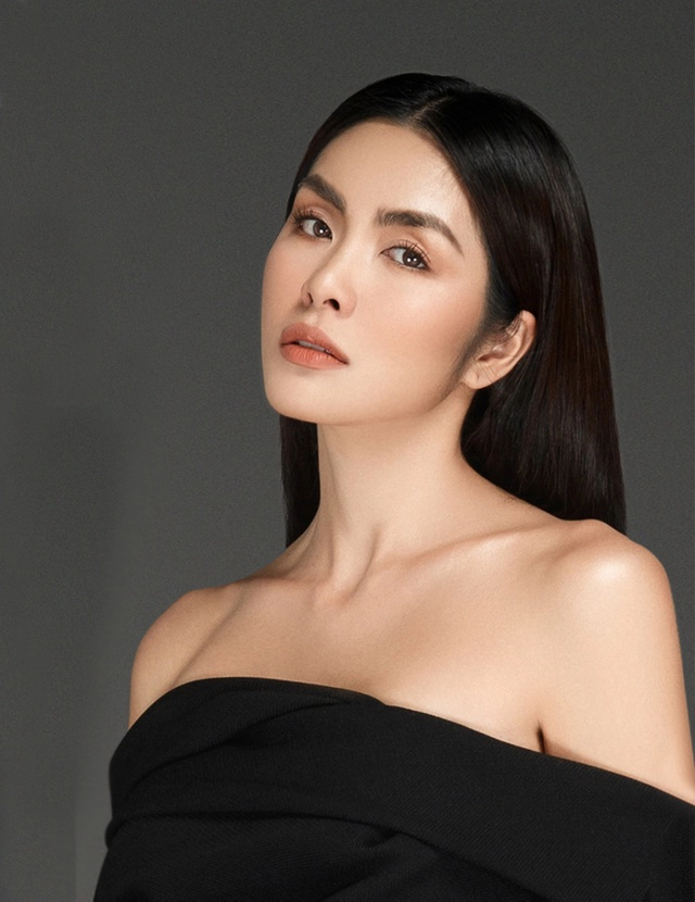 Tăng Thanh Hà sinh ra trong một gia đình gốc Hoa tại Gò Công, Tiền Giang. Gia đình khó khăn, 11 tuổi, cô phải đạp xe đi giao cơm, bán nước mía phụ mẹ. "Năm đó tôi học lớp 6, quá nhỏ để hiểu hết những thăng trầm của cuộc sống. Tôi chỉ biết làm những gì có thể để phụ mẹ qua những tháng ngày khốn khó. Mẹ khóc và tôi cũng khóc do quá nhọc nhằn chuyện cơm áo. Gia đình tôi đã dọn nhà 10 lần từ ngày bố làm ăn thất bại", Tăng Thanh Hà từng tâm sự. Tăng Thanh Hà sinh ra trong một gia đình gốc Hoa tại Gò Công, Tiền Giang. Gia đình khó khăn, 11 tuổi, cô phải đạp xe đi giao cơm, bán nước mía phụ mẹ. "Năm đó tôi học lớp 6, quá nhỏ để hiểu hết những thăng trầm của cuộc sống. Tôi chỉ biết làm những gì có thể để phụ mẹ qua những tháng ngày khốn khó. Mẹ khóc và tôi cũng khóc do quá nhọc nhằn chuyện cơm áo. Gia đình tôi đã dọn nhà 10 lần từ ngày bố làm ăn thất bại", Tăng Thanh Hà từng tâm sự.