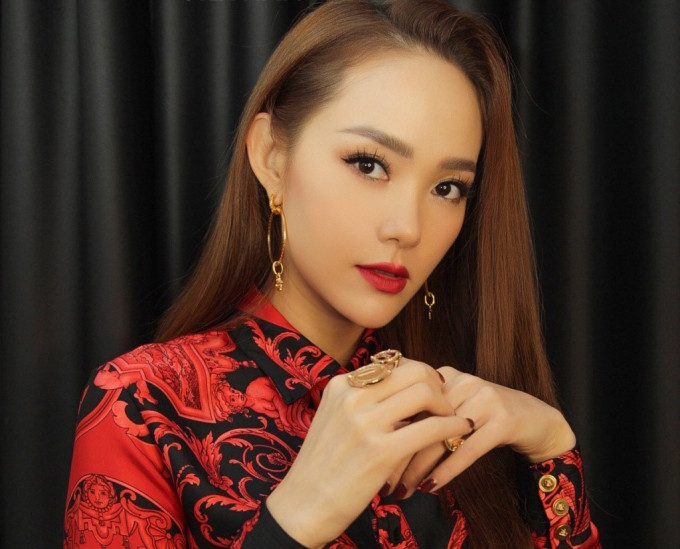 Minh Hằng sinh ra trong gia đình nghèo, bố mẹ ly hôn, cô ở với mẹ và làm công việc kiếm sống cùng mẹ như bán quần áo, dọn dẹp và bưng bê tại tiệm cơm của mẹ. Nữ diễn viên tự hào với quá khứ khó khăn đã cho cô những động lực mạnh mẽ hơn để phấn đấu trong sự nghiệp. Minh Hằng sinh ra trong gia đình nghèo, bố mẹ ly hôn, cô ở với mẹ và làm công việc kiếm sống cùng mẹ như bán quần áo, dọn dẹp và bưng bê tại tiệm cơm của mẹ. Nữ diễn viên tự hào với quá khứ khó khăn đã cho cô những động lực mạnh mẽ hơn để phấn đấu trong sự nghiệp.