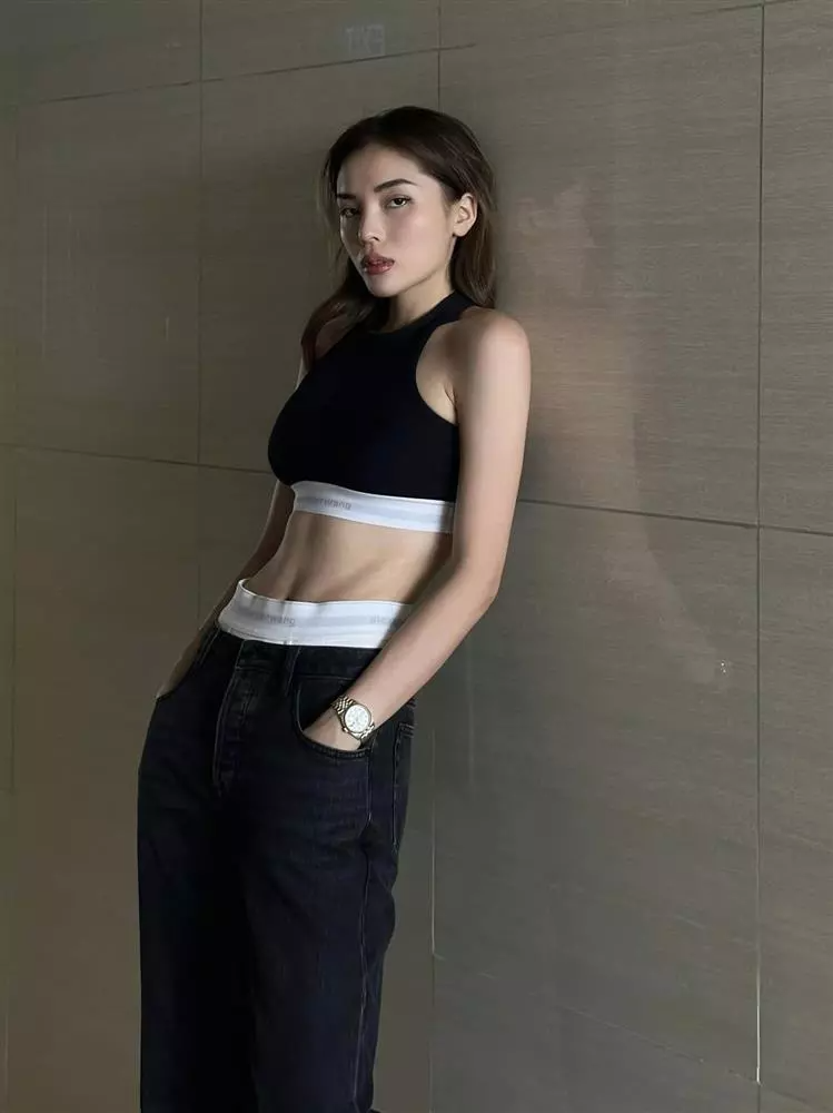 Hôm mùng 2 Tết, mỹ nhân quê Nam Định cũng thực hiện body check, khoe vòng hai nổi cơ và viết: "Ăn thêm miếng bánh chưng nữa là mặc vừa cái quần". Hôm mùng 2 Tết, mỹ nhân quê Nam Định cũng thực hiện body check, khoe vòng hai nổi cơ và viết: "Ăn thêm miếng bánh chưng nữa là mặc vừa cái quần".