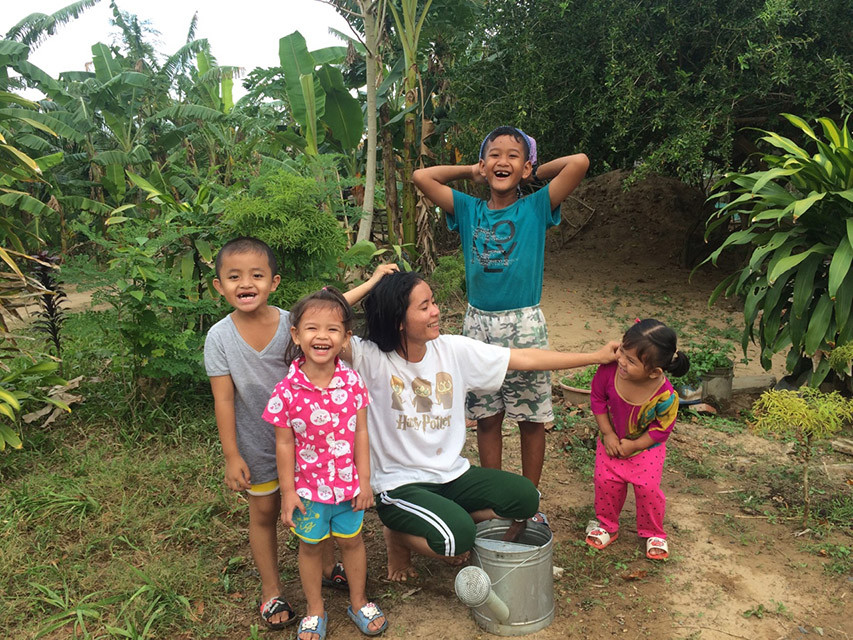 Cô Kim Thuyên vui đùa và chăm sóc trẻ Cô Kim Thuyên vui đùa và chăm sóc trẻ