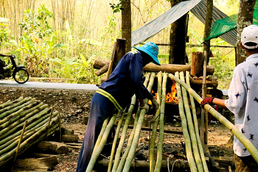 Một công đoạn uốn tầm vông.