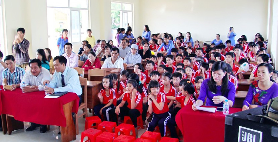 Giáo viên, HS Trường Dạy trẻ Khuyết tật Cần Thơ trong ngày khai giảng năm học mới