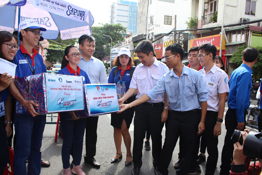 Đoàn thanh niên tặng quà cho sinh viên