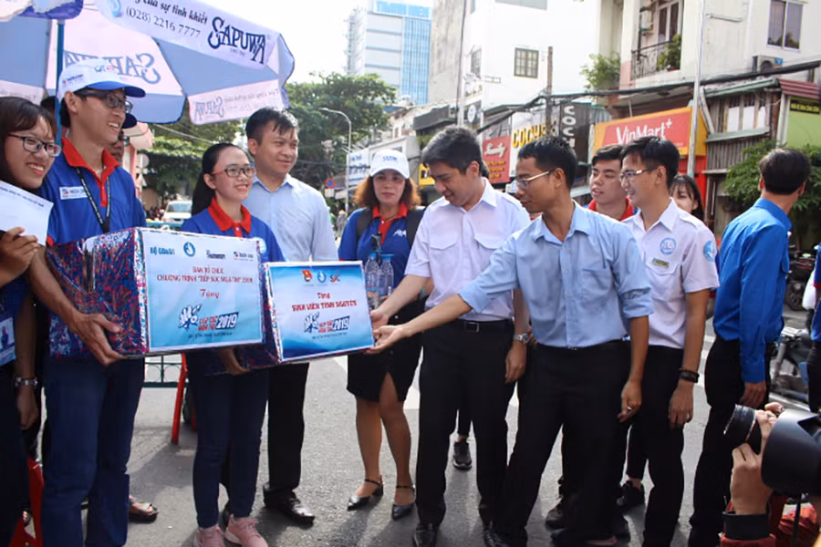 Đoàn thanh niên tặng quà cho sinh viên Đoàn thanh niên tặng quà cho sinh viên