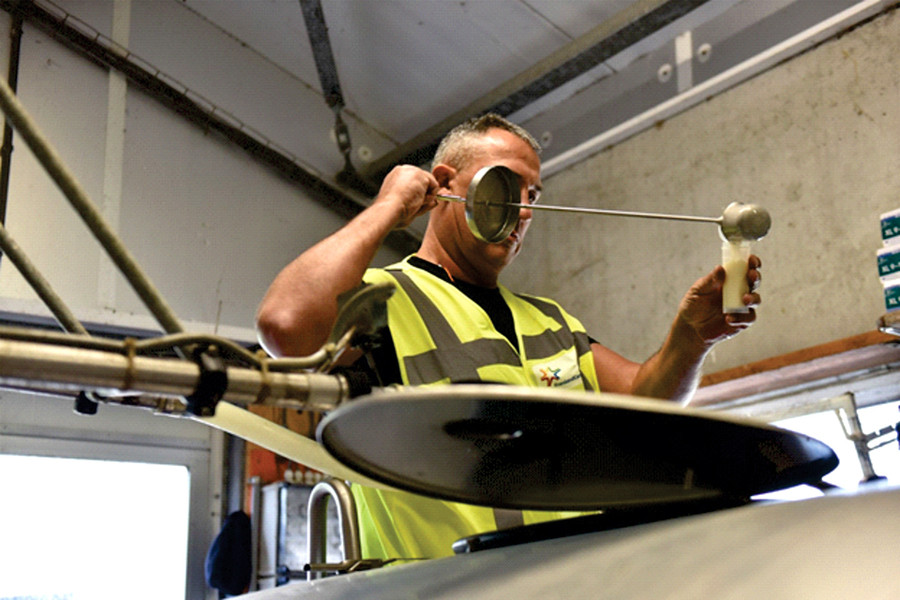 Chất lượng sữa chuẩn Hà Lan được kiểm tra nghiêm ngặt trước khi đưa về nhà máy